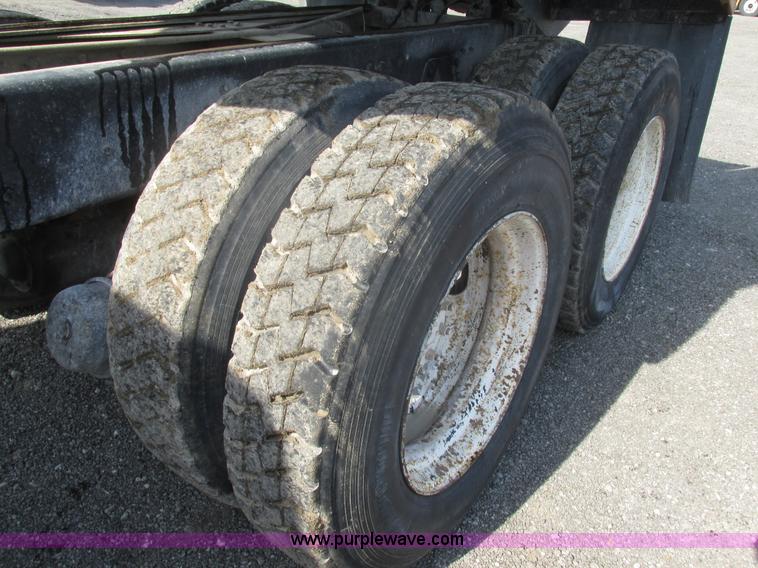 image for item BS9224 1989 Ford LNT8000 dump truck