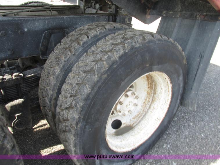 image for item BS9224 1989 Ford LNT8000 dump truck