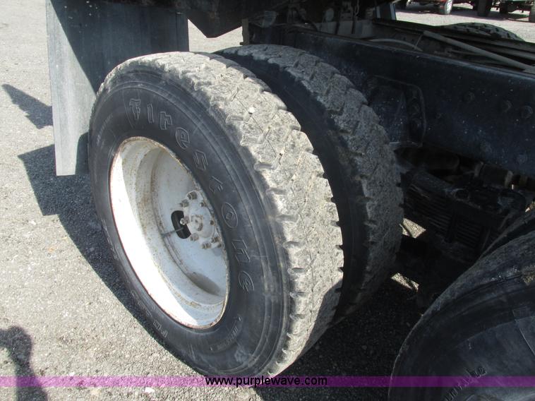 image for item BS9224 1989 Ford LNT8000 dump truck