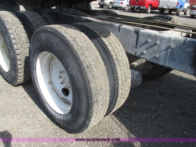 image for item BS9224 1989 Ford LNT8000 dump truck