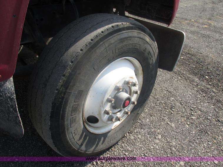 image for item BS9224 1989 Ford LNT8000 dump truck