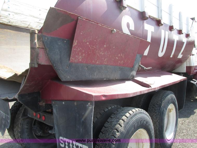 image for item BS9224 1989 Ford LNT8000 dump truck