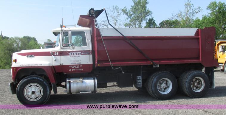image for item BS9225 1989 Ford LT8000 dump truck