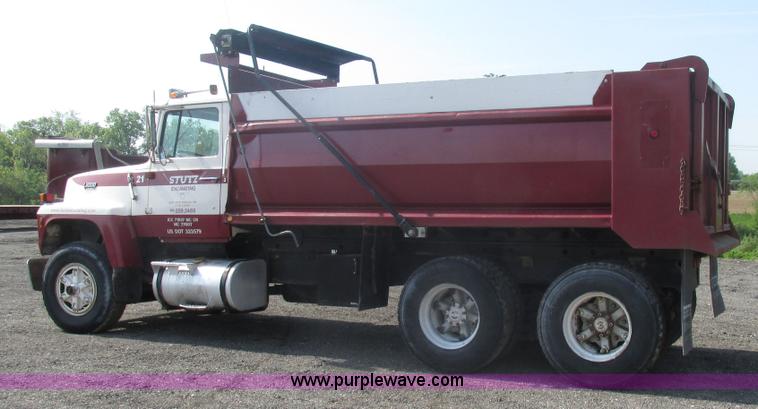 image for item BS9225 1989 Ford LT8000 dump truck