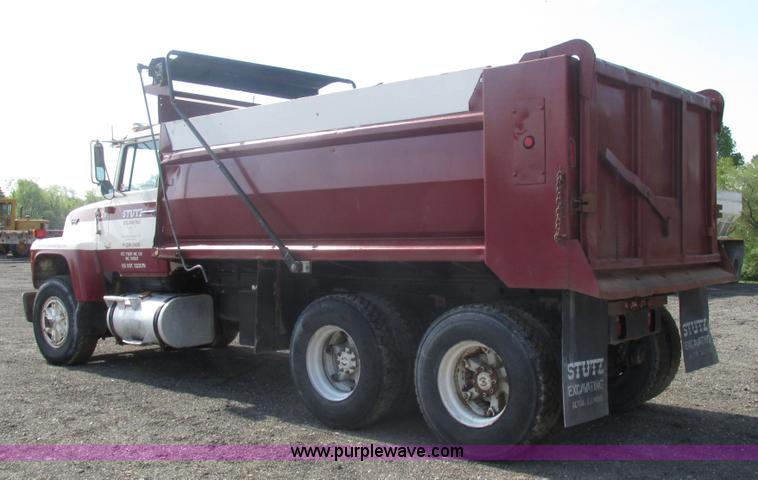 image for item BS9225 1989 Ford LT8000 dump truck