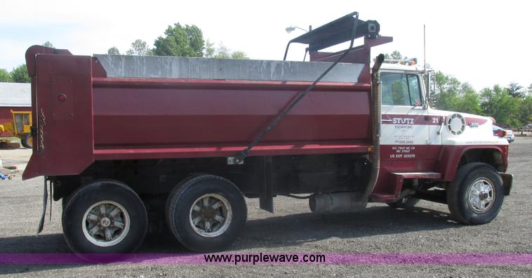 image for item BS9225 1989 Ford LT8000 dump truck