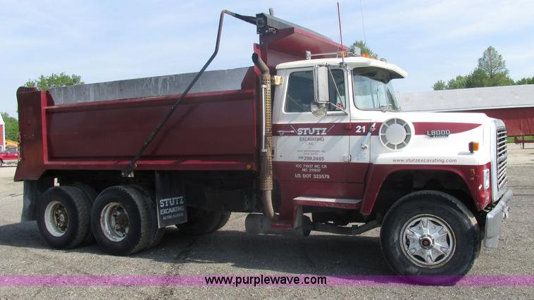 image for item BS9225 1989 Ford LT8000 dump truck