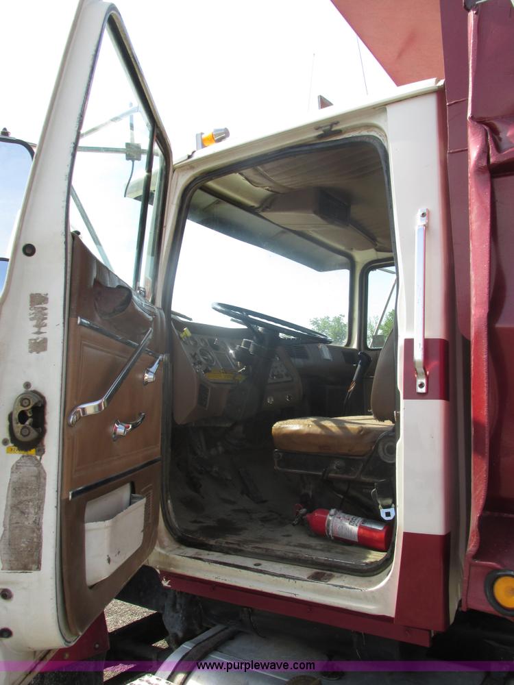 image for item BS9225 1989 Ford LT8000 dump truck