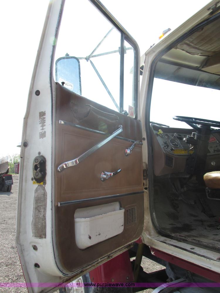 image for item BS9225 1989 Ford LT8000 dump truck