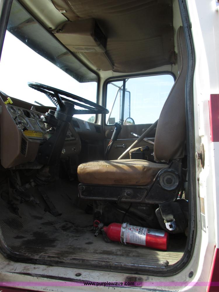 image for item BS9225 1989 Ford LT8000 dump truck