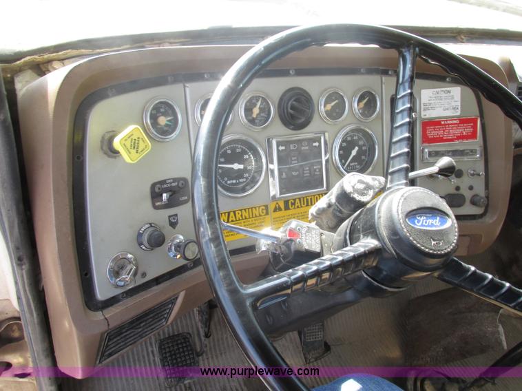 image for item BS9225 1989 Ford LT8000 dump truck