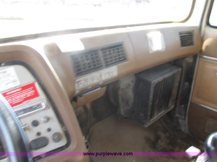 image for item BS9225 1989 Ford LT8000 dump truck