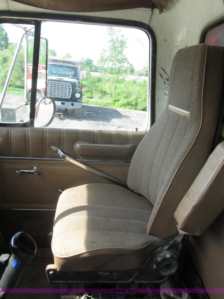 image for item BS9225 1989 Ford LT8000 dump truck