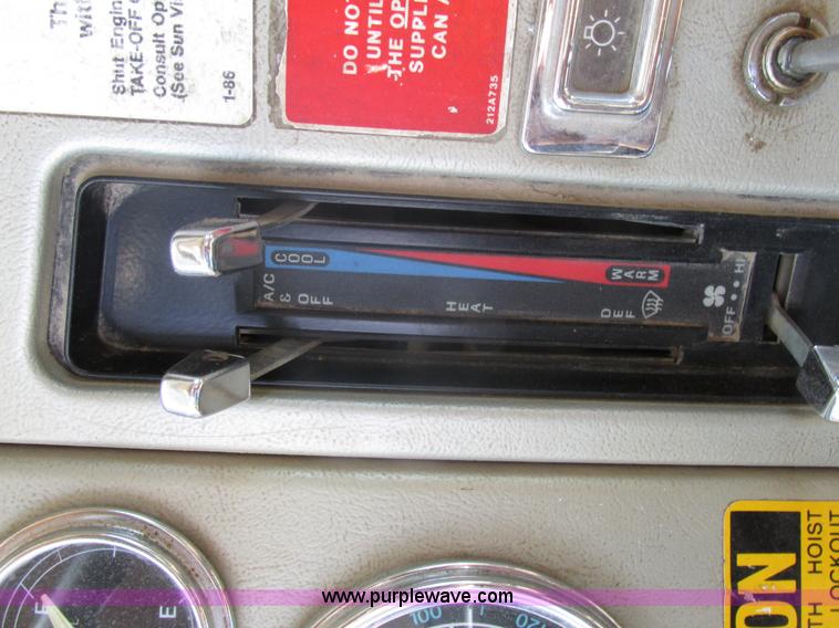 image for item BS9225 1989 Ford LT8000 dump truck