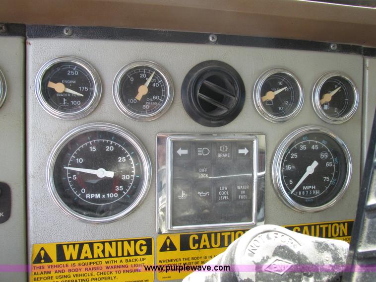 image for item BS9225 1989 Ford LT8000 dump truck