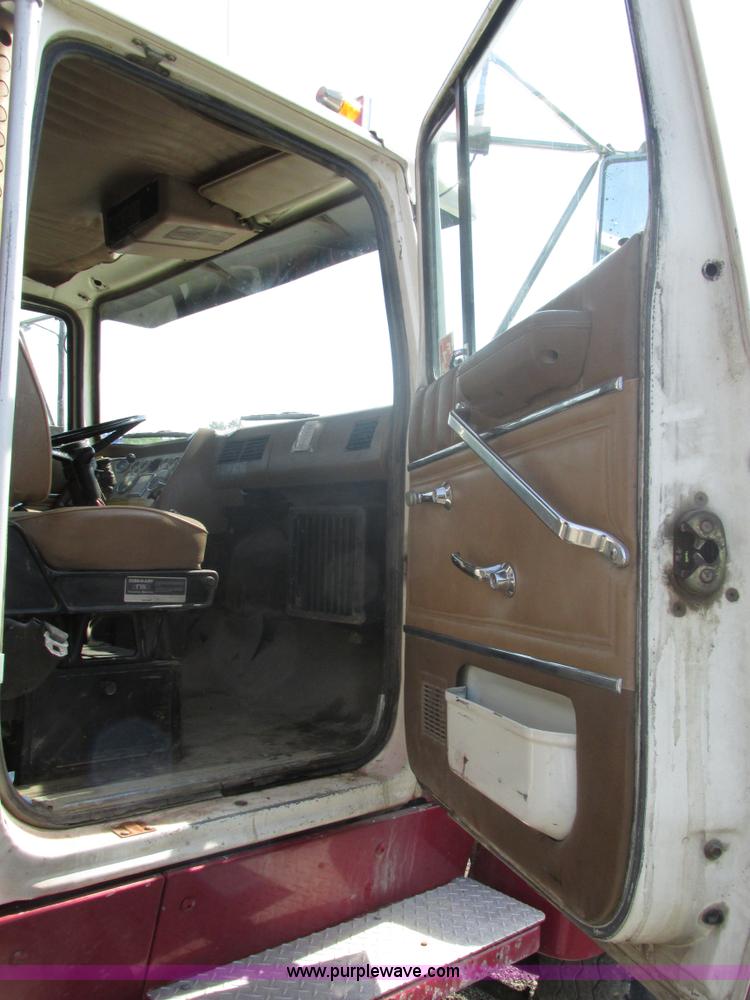 image for item BS9225 1989 Ford LT8000 dump truck