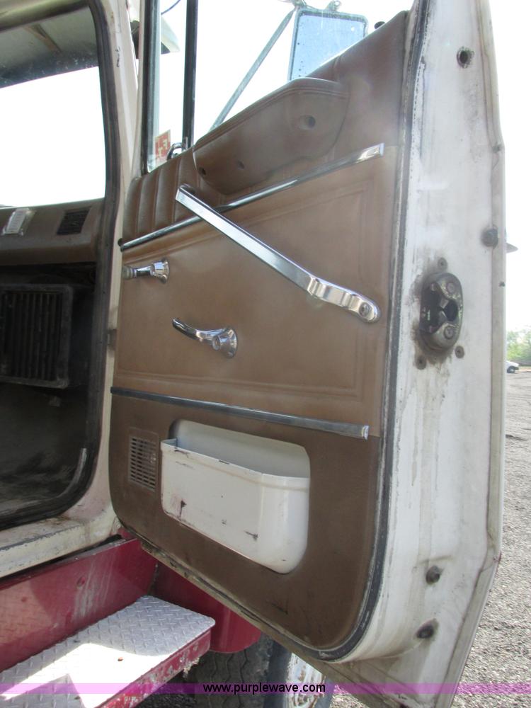 image for item BS9225 1989 Ford LT8000 dump truck