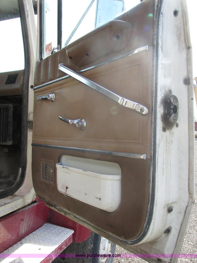 image for item BS9225 1989 Ford LT8000 dump truck