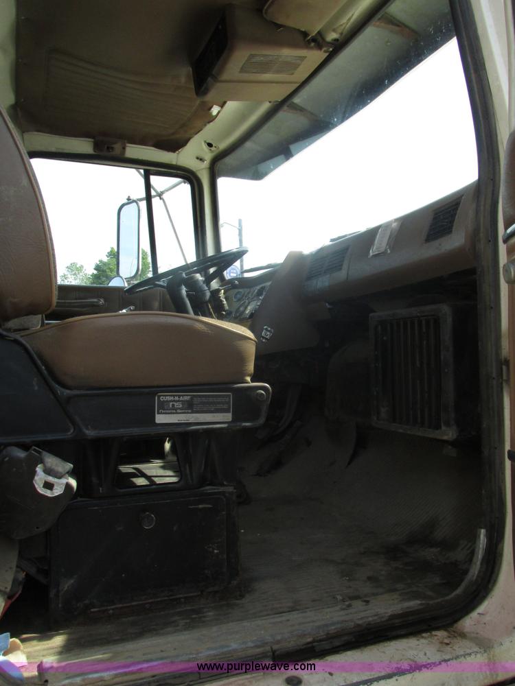 image for item BS9225 1989 Ford LT8000 dump truck