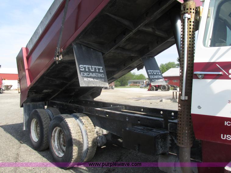 image for item BS9225 1989 Ford LT8000 dump truck