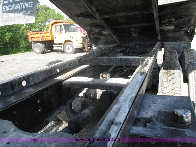 image for item BS9225 1989 Ford LT8000 dump truck