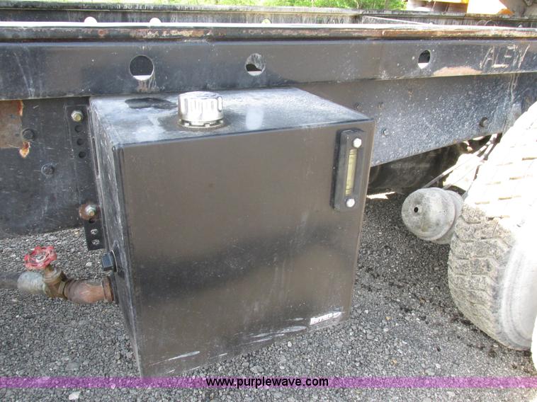 image for item BS9225 1989 Ford LT8000 dump truck