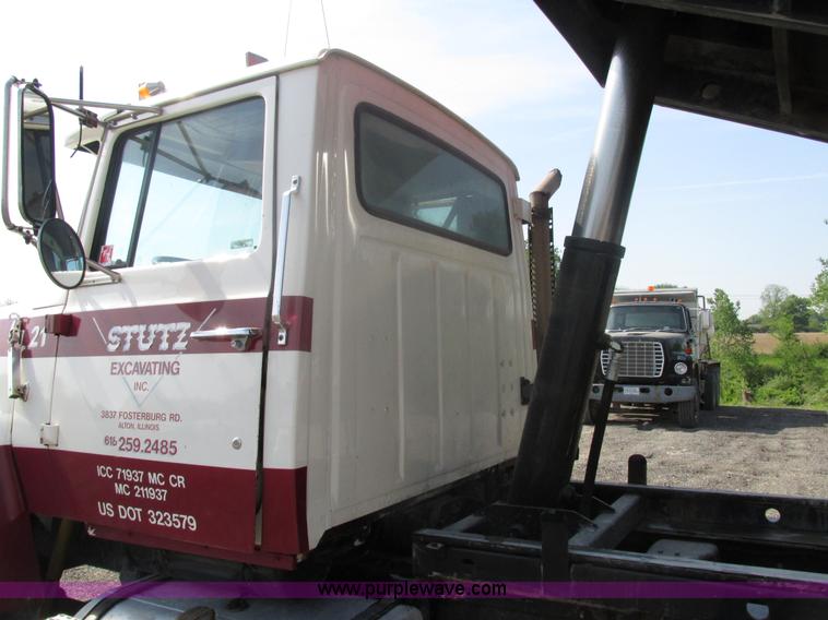 image for item BS9225 1989 Ford LT8000 dump truck