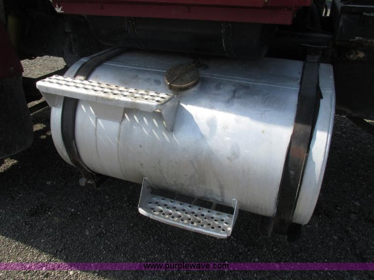 image for item BS9225 1989 Ford LT8000 dump truck