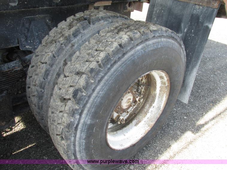 image for item BS9225 1989 Ford LT8000 dump truck