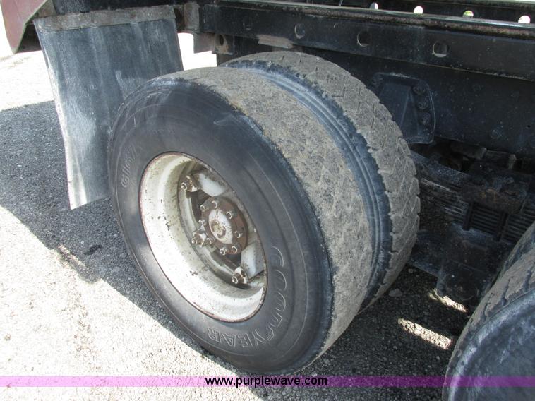 image for item BS9225 1989 Ford LT8000 dump truck