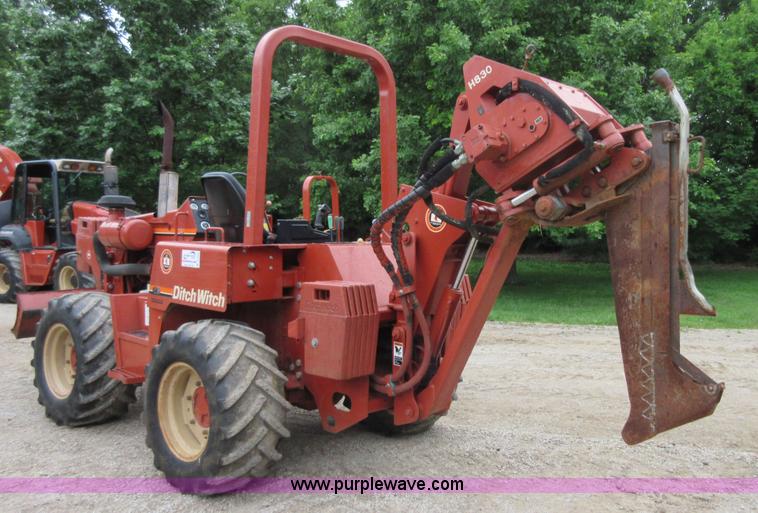 image for item D2455 2000 Ditch Witch 8020T vibratory cable plow