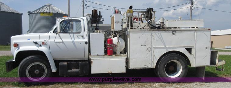 image for item D2473 1990 GMC TopKick 7000 service truck