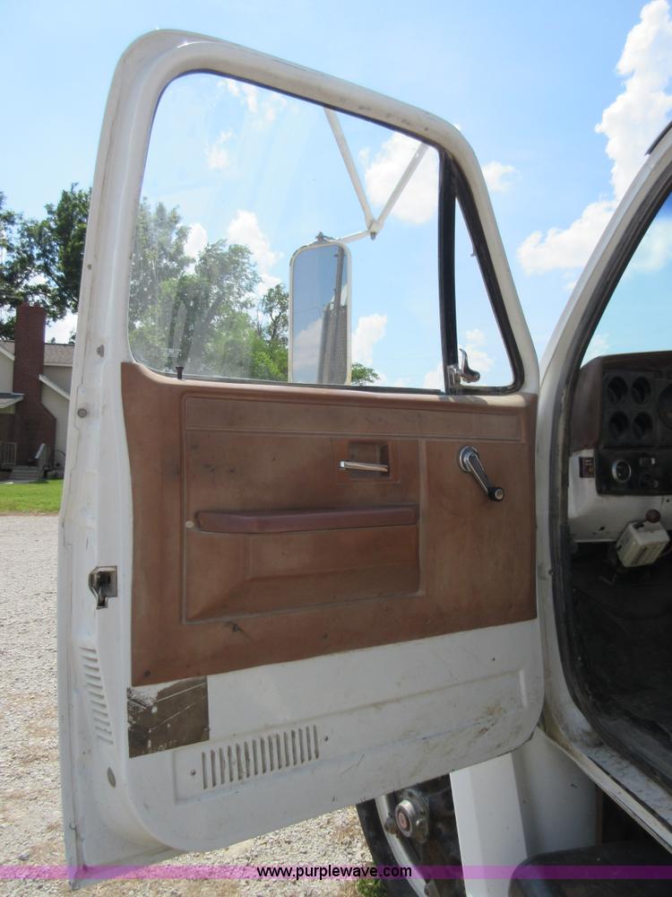 image for item D2473 1990 GMC TopKick 7000 service truck