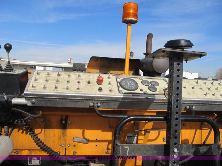 image for item F8966 2010 LeeBoy 8515B paver