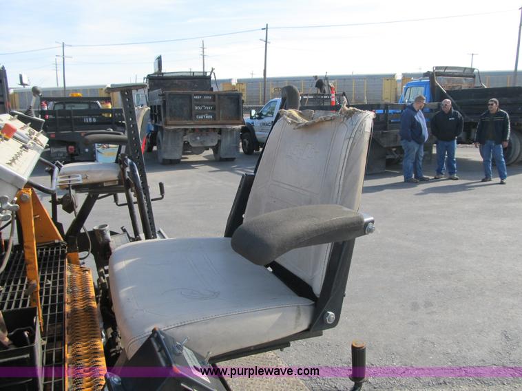 image for item F8966 2010 LeeBoy 8515B paver