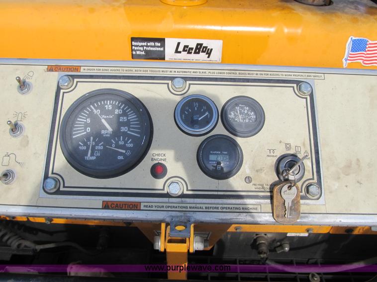 image for item F8966 2010 LeeBoy 8515B paver