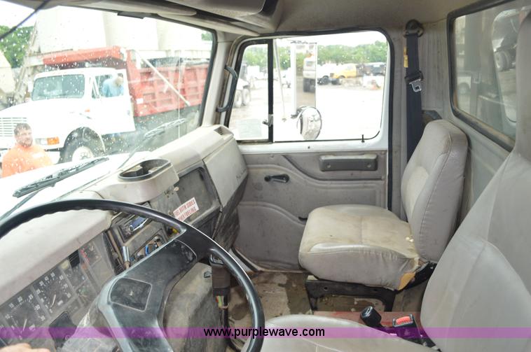 image for item G3606 1999 International 4900 dump truck