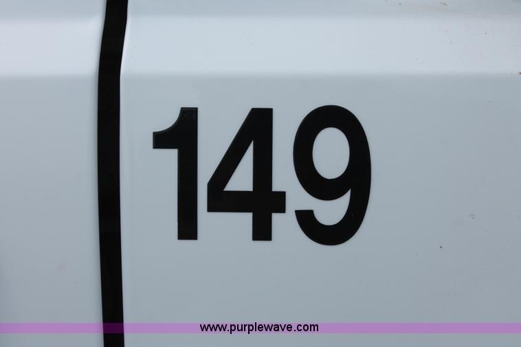 image for item H5794 1999 Ford F350 Super Duty XL Crew Cab flatbed pickup truck