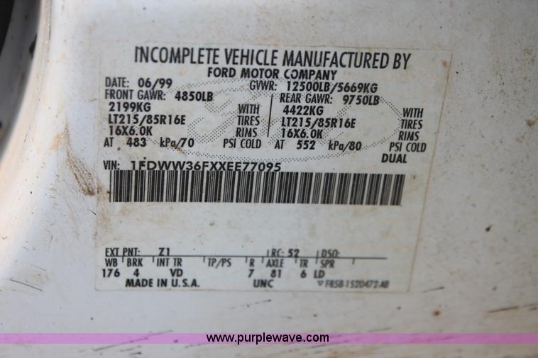 image for item H5794 1999 Ford F350 Super Duty XL Crew Cab flatbed pickup truck