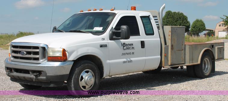 image for item H5797 2001 Ford F350 Super Duty XL SuperCab flatbed pickup truck