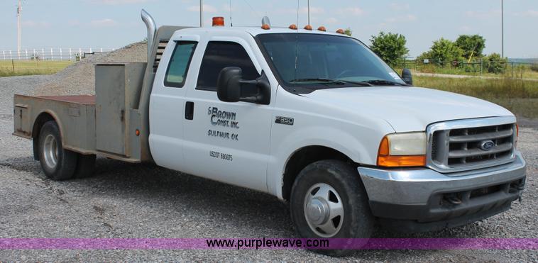 image for item H5797 2001 Ford F350 Super Duty XL SuperCab flatbed pickup truck