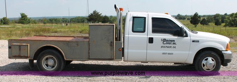 image for item H5797 2001 Ford F350 Super Duty XL SuperCab flatbed pickup truck