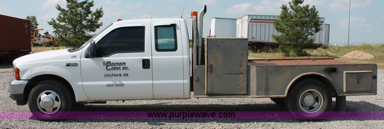 image for item H5797 2001 Ford F350 Super Duty XL SuperCab flatbed pickup truck