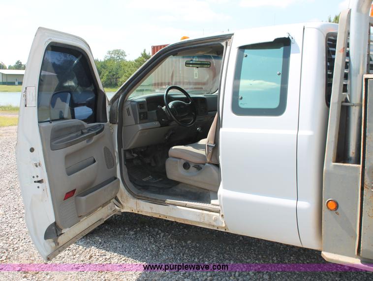 image for item H5797 2001 Ford F350 Super Duty XL SuperCab flatbed pickup truck