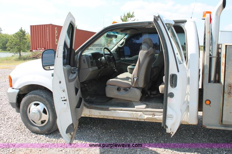 image for item H5797 2001 Ford F350 Super Duty XL SuperCab flatbed pickup truck