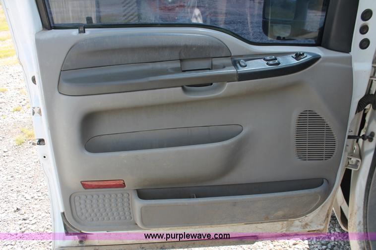 image for item H5797 2001 Ford F350 Super Duty XL SuperCab flatbed pickup truck