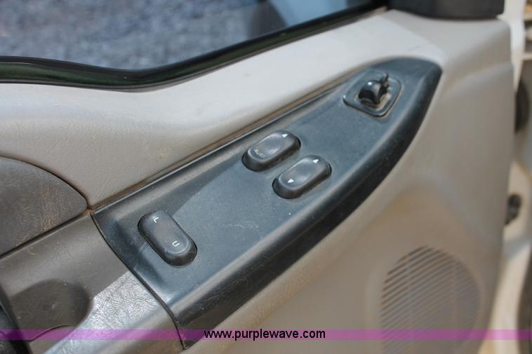 image for item H5797 2001 Ford F350 Super Duty XL SuperCab flatbed pickup truck