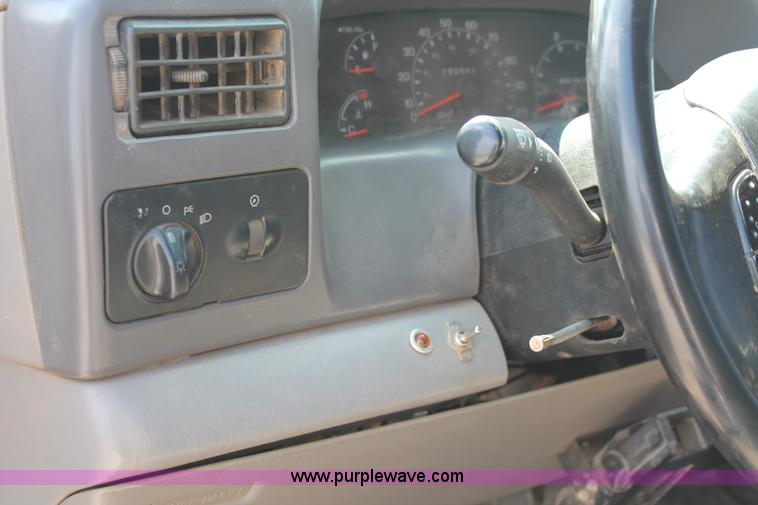 image for item H5797 2001 Ford F350 Super Duty XL SuperCab flatbed pickup truck