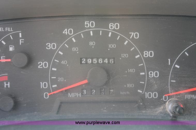 image for item H5797 2001 Ford F350 Super Duty XL SuperCab flatbed pickup truck