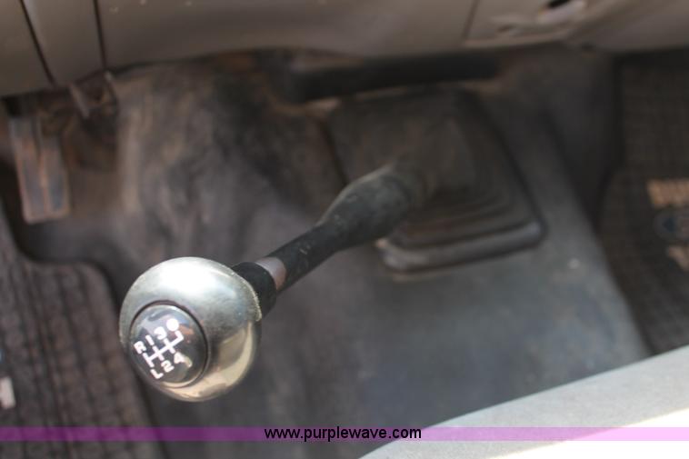 image for item H5797 2001 Ford F350 Super Duty XL SuperCab flatbed pickup truck